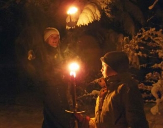  camicrema con raquetas de nieve con antorchas 